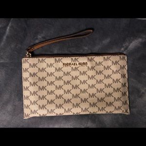 MICHAEL KORS MEDIUM WRISTLET
